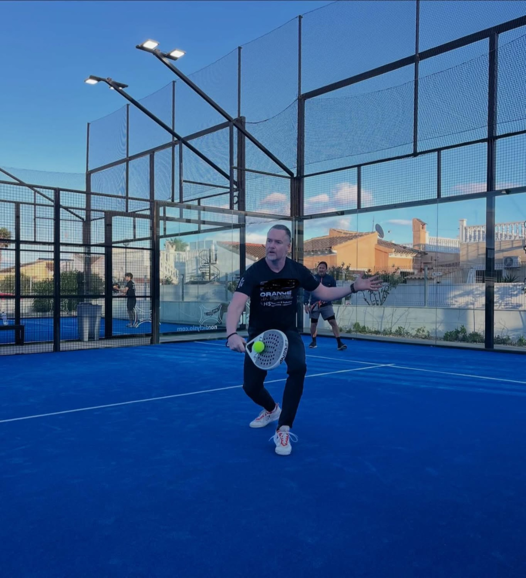 Spelare anfaller bollen mitt på banan