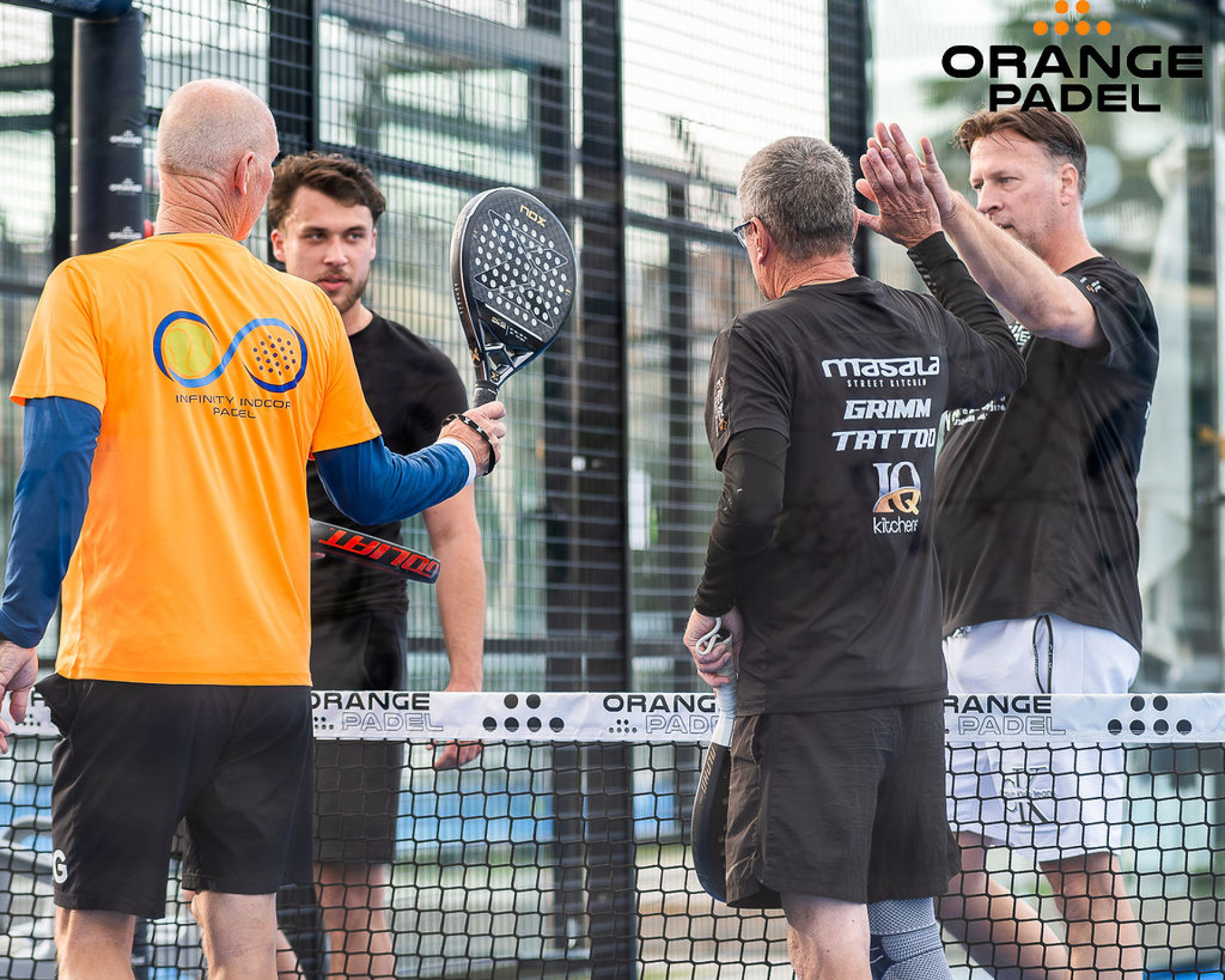 Lag möts vid nätet efter avgjord match