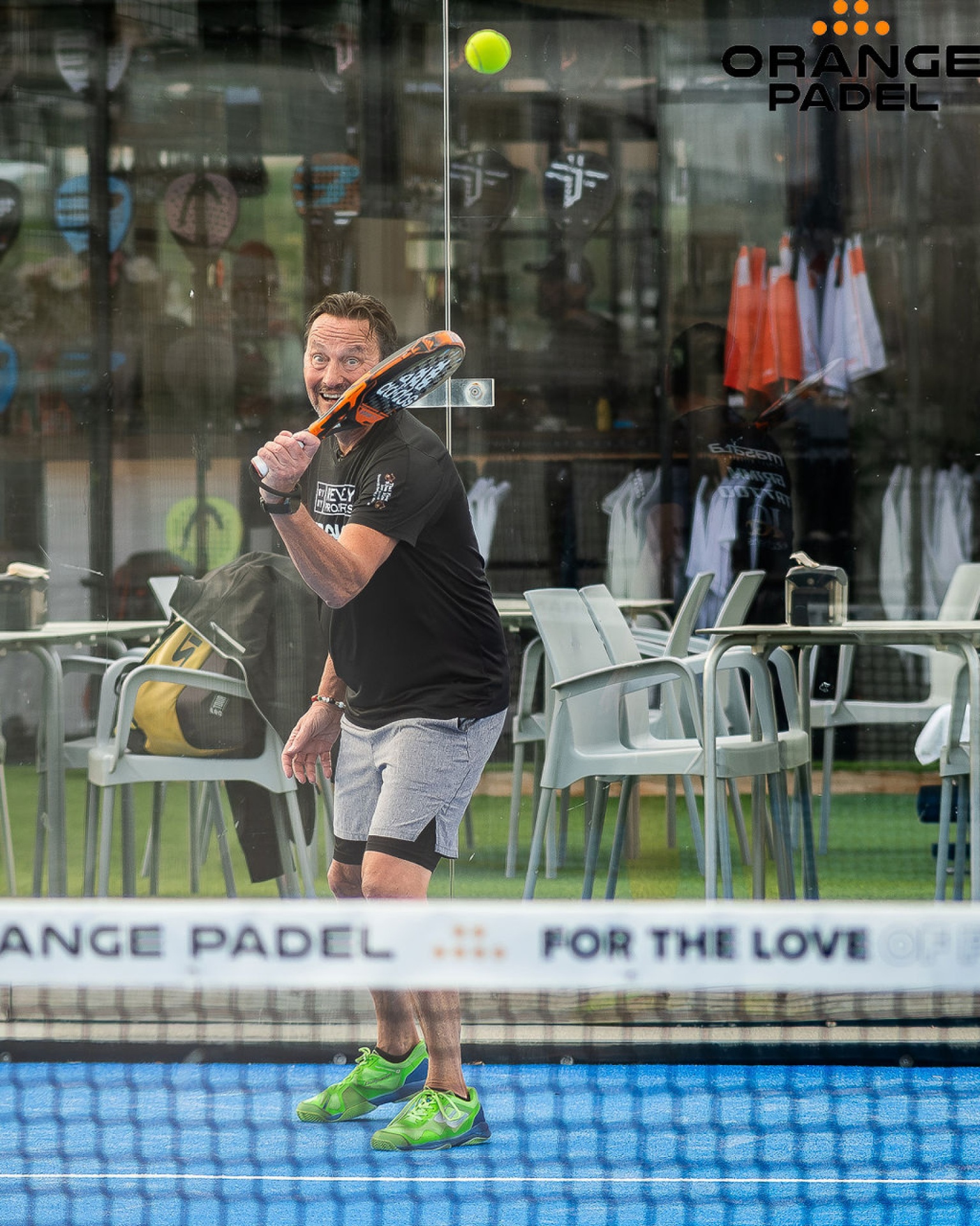 Spelare laddar för smash bakom serveltlinjen