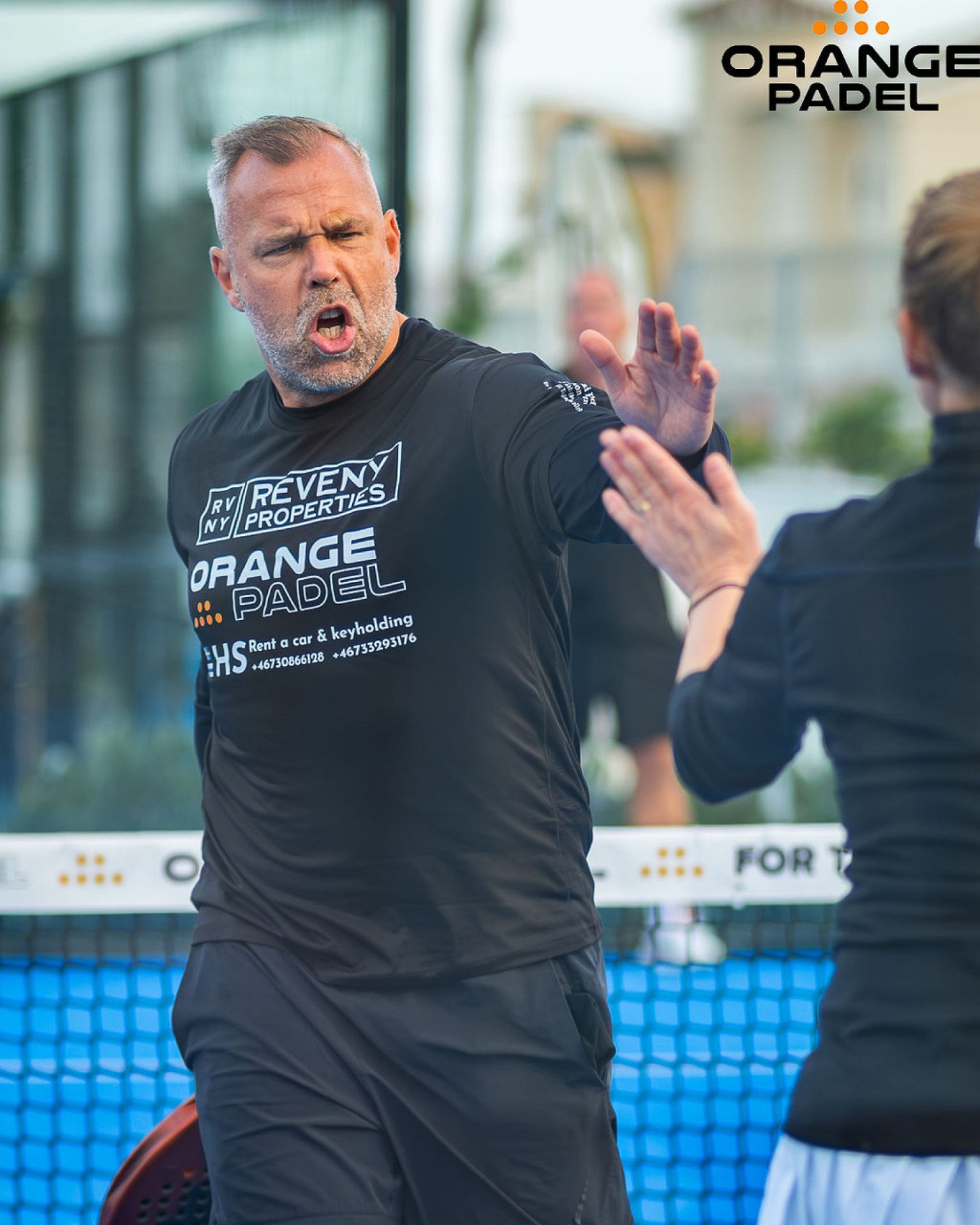 Reveny Properties Orange Padel-spelare firar poäng